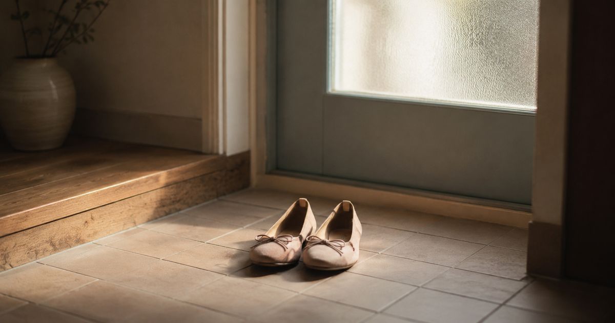 朝の光が差す玄関に、外を向いて揃えて置かれた一足の靴