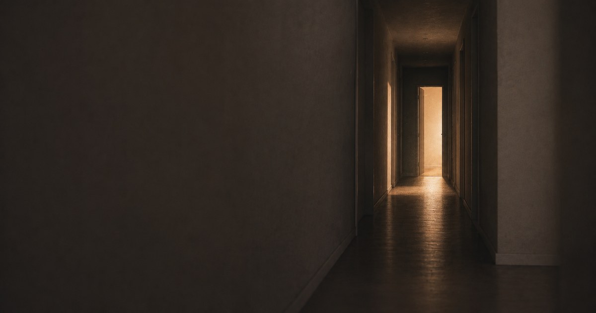 暗い廊下の奥にひとつだけ灯る部屋の明かり